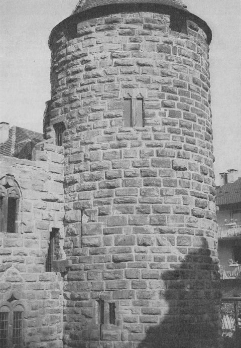 Lahr Tiefburg - Östlicher Eckturm, sogenannter "Storchenturm". Die anschließende Pallasaußenwand zeigt oben links die Bank eines dreiteiligen Fensters - Aufnahme Karl List