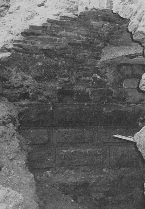 links unten: Bossenquader 13. Jh. mit dem späteren Überbau für die Wehrgangmauer, 13. Jh. Ende - Aufnahmen und Zeichnungen Karl List