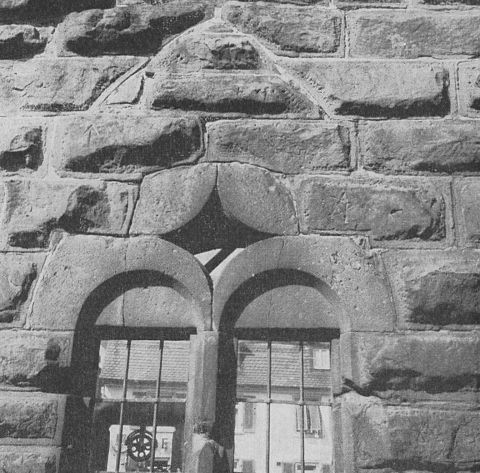 Tiefburg Lahr. Fenster des Pallasuntergeschosses. Die Steinmetzzeichen Nr. 9, 10, 28 und 58 sind zu erkennen - Aufnahme Karl List