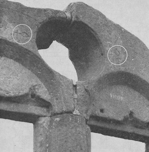 Diersburg (Krs. Offenburg). Ruine Tiersburg (erwähnt 1197) Fenster: Steinmetzzeichen Nr. 62 (der Lahrer Tiefburg) rechts und links des Okuli-Oberlichts - Aufnahme Karl Listabb 13